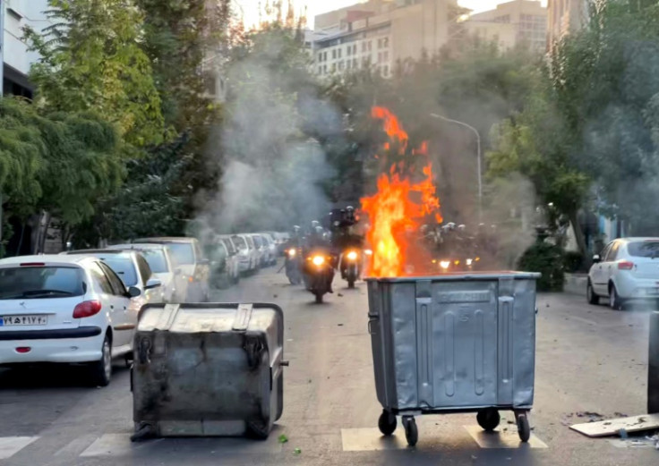 イランの抗議者は、ゴミ箱や自分の車で道路を封鎖しました