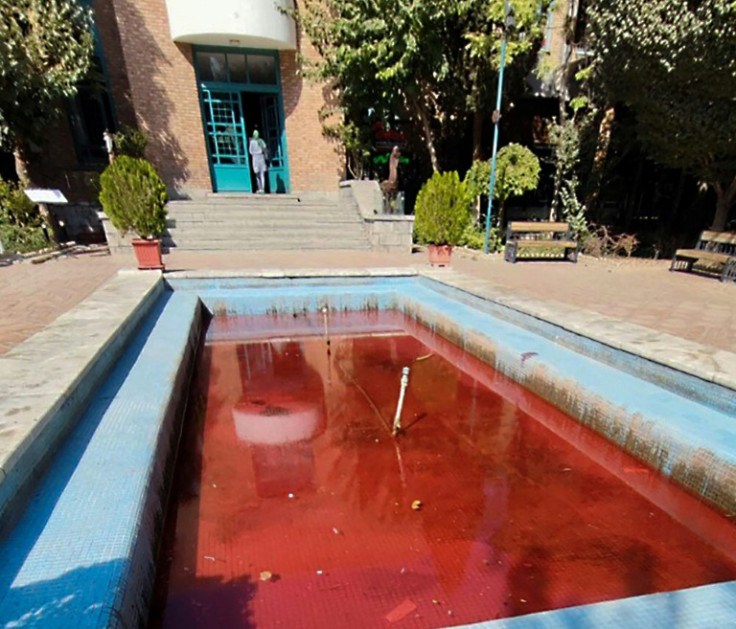2022 年 10 月 7 日にイラン国外で AFP が入手した写真は、テヘランのホナルマンダン公園のアーティスト フォーラムの外にある、水が赤く染まった噴水を示している。