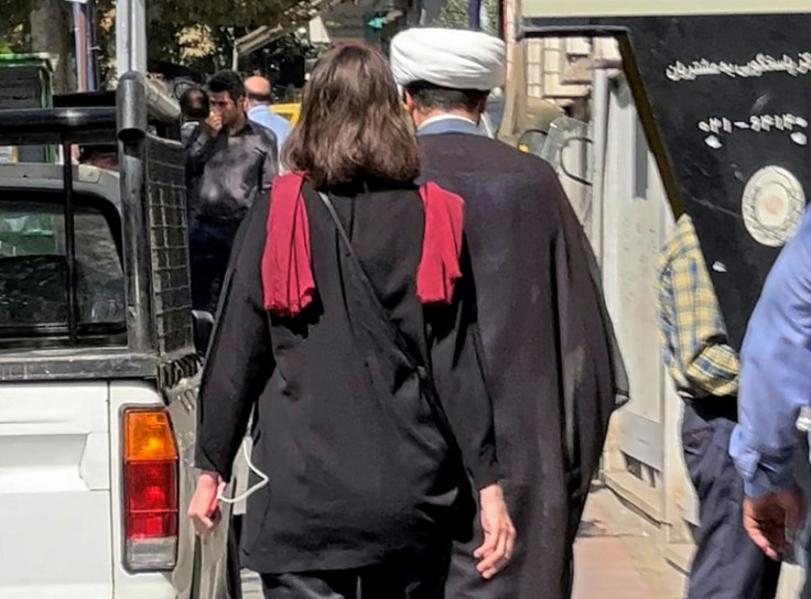 テヘランの中心部をスカーフなしで歩く女性