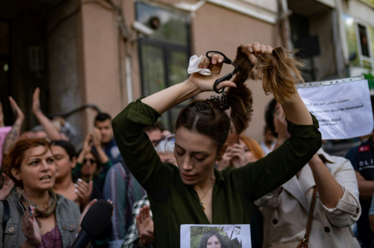 イラン人女性がイスタンブールのイラン領事館の外での抗議中にポニーテールを切り落とす