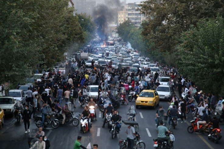 テヘランの通りは、アミニの死に対する抗議の最中に交通渋滞に巻き込まれている