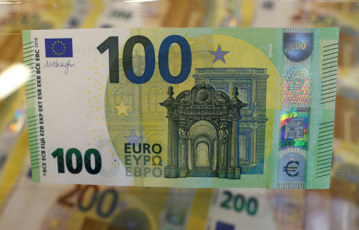 新しい 100 ユーロ紙幣は、ローマのイタリア銀行内の秘密の金庫室で見られます。