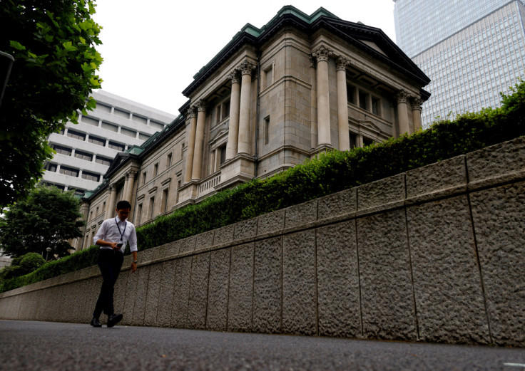 東京の日銀本店前を歩く男性