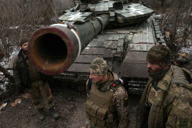 ウクライナは、ロシアが占領したと主張しているにもかかわらず、最前線の都市ソレダルを依然として支配していると述べた