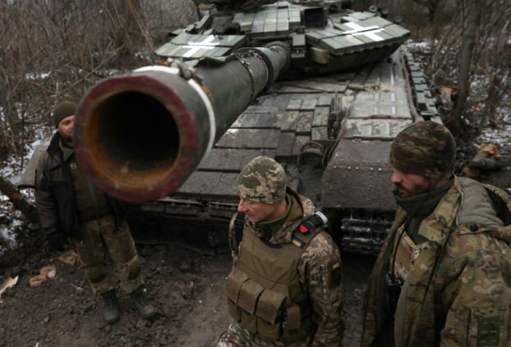 ウクライナは、ロシアが占領したと主張しているにもかかわらず、最前線の都市ソレダルを依然として支配していると述べた
