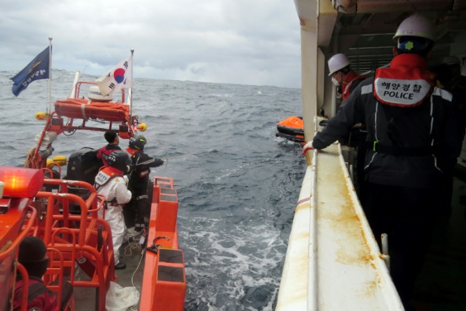 韓国の沿岸警備隊は、南の済州島で沈没した貨物船の乗組員を探しています