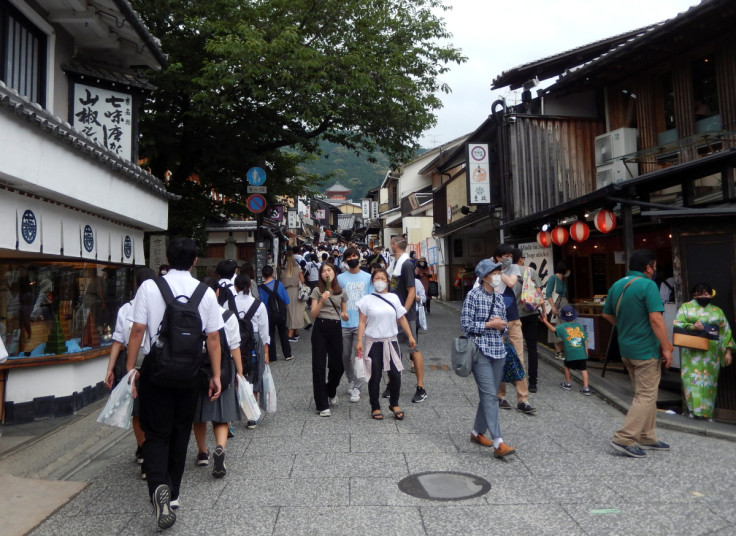 京都の観光客に人気の清水寺の近くを散歩する人々