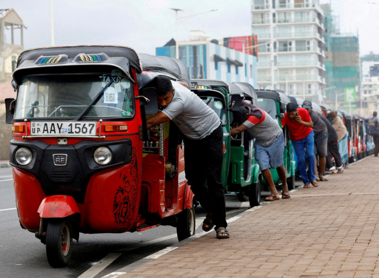 コロンボのスリランカの経済危機のさなか、燃料スタンドからガソリンを購入するためにオートリクシャーを列に並べるドライバー