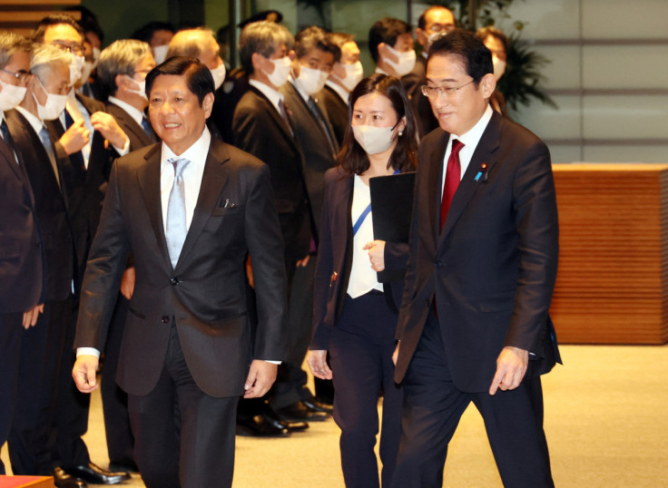 フィリピンのマルコス・ジュニア大統領は、東京の首相官邸での歓迎式典で日本の岸田首相と一緒に歩く