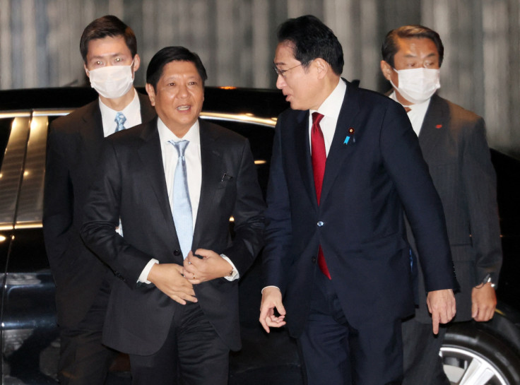 フィリピンのマルコス・ジュニア大統領は、東京の首相官邸に到着した日本の岸田首相に出迎えられた