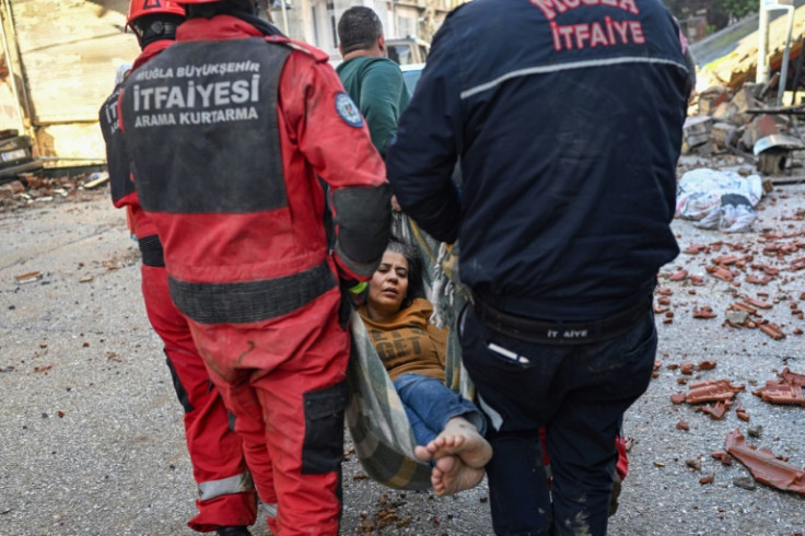 被害の大きかったトルコのハタイ県で、地震を生き延びた女性が救出される