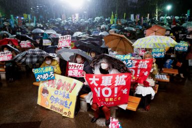 東京でロシアのウクライナ侵略に反対する集会を開き、プラカードを披露する抗議者たち