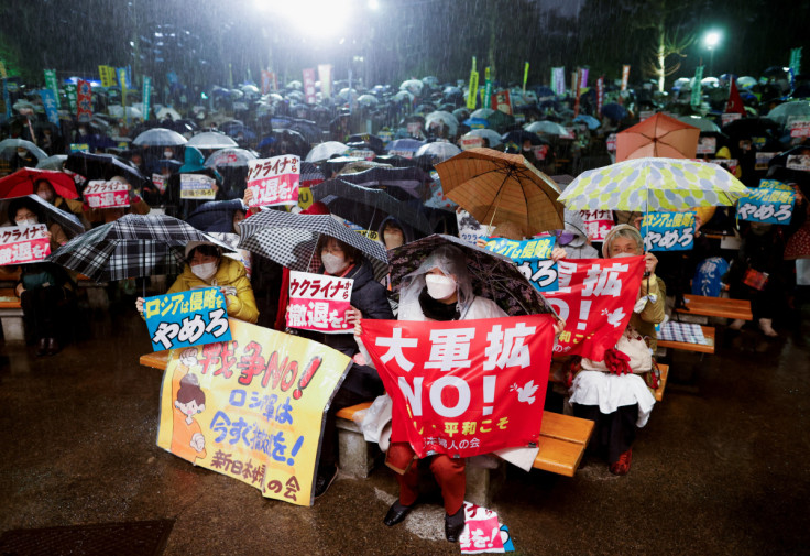 東京でロシアのウクライナ侵略に反対する集会を開き、プラカードを披露する抗議者たち
