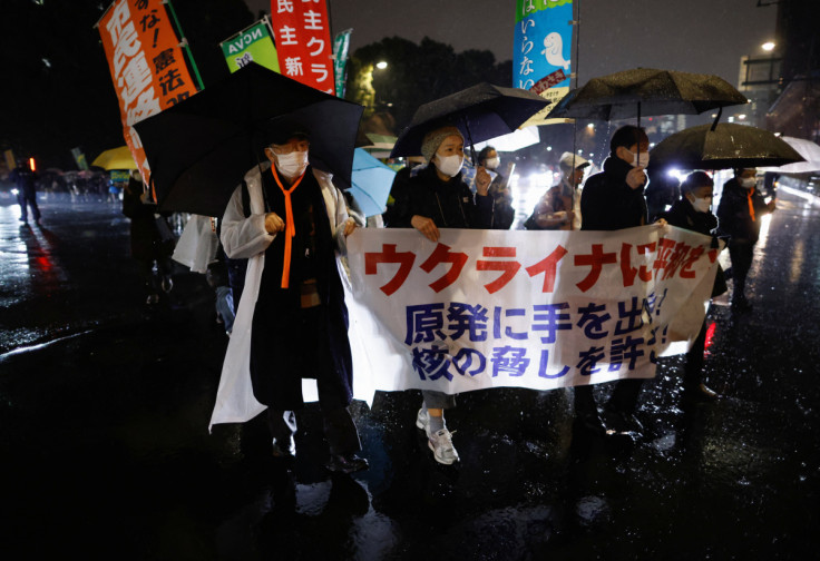 抗議者たちは東京でロシアのウクライナ侵略に反対する行進を行う