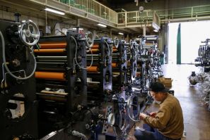 東大阪の工場で機械をチェックする作業員