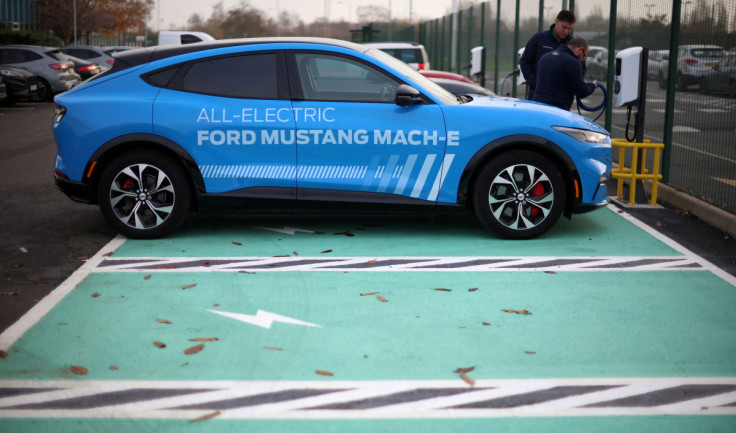 リバプールのフォード ヘイルウッド トランスミッション工場での記者会見で、電気自動車のフォード マスタング マッハにプラグを差し込む労働者