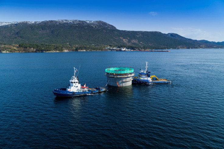 Hywind Tampen 浮体式風力発電所のスパー構造が Dommersnes に移動中