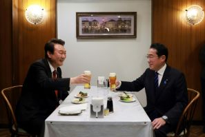 韓国のユン・ソクヨル大統領（左）は3月に東京を訪問し、日本の岸田文夫首相（右）と会談した