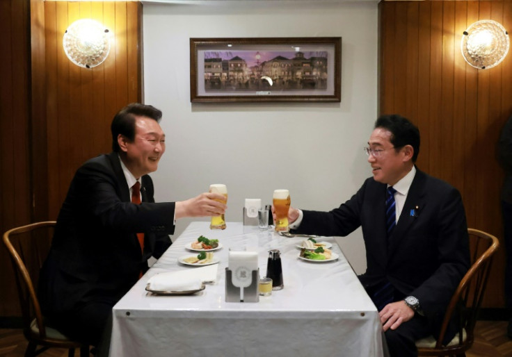 韓国のユン・ソクヨル大統領（左）は3月に東京を訪問し、日本の岸田文夫首相（右）と会談した