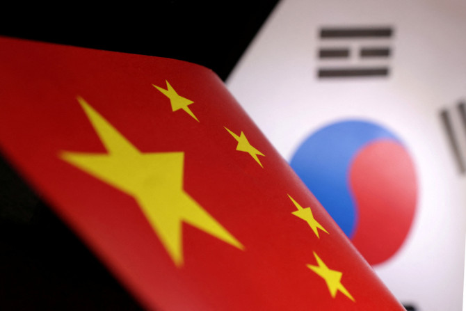 イラストは印刷された中国と韓国の旗を示しています