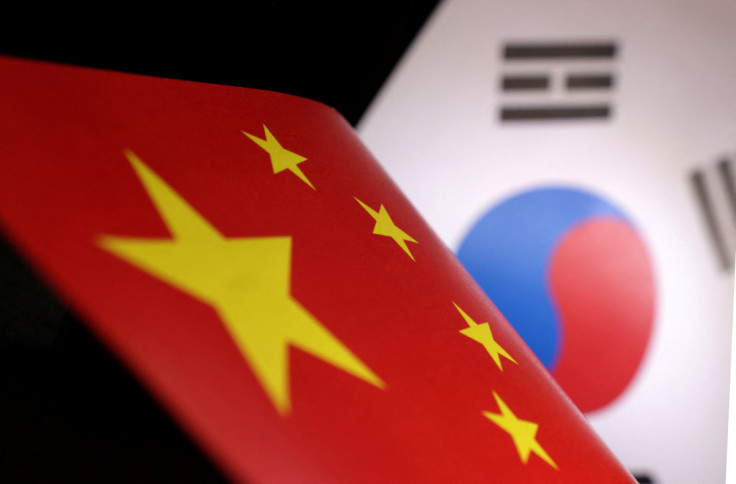 イラストは印刷された中国と韓国の旗を示しています