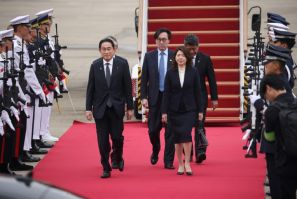 日本の岸田文夫首相 (左) が日曜日に韓国に到着し、ソウルと東京は平壌からの核の脅威に直面して関係を修復しようとしている
