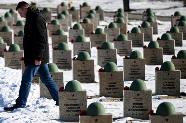 ロッソシカ墓地でロシア兵士の遺骨を捜索するボランティア、アンドレイ・オレシュキンさん