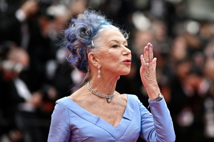 ヘレン・ミレンはワイルドな青い髪でレッドカーペットで注目を集めた