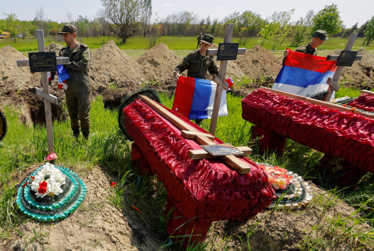 殺害されたロシア軍兵士の遺骨がルハンシクに埋葬される