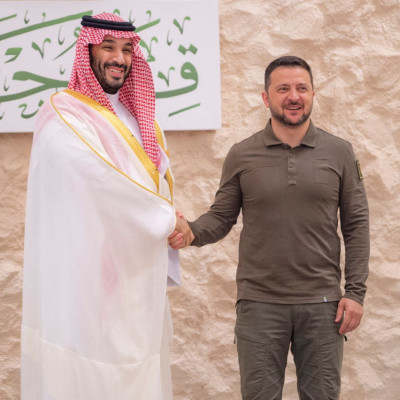 サウジアラビアのムハンマド・ビン・サルマン皇太子が、アラブ連盟首脳会議に先立ちジッダでウクライナのウォロディミル・ゼレンスキー大統領と握手