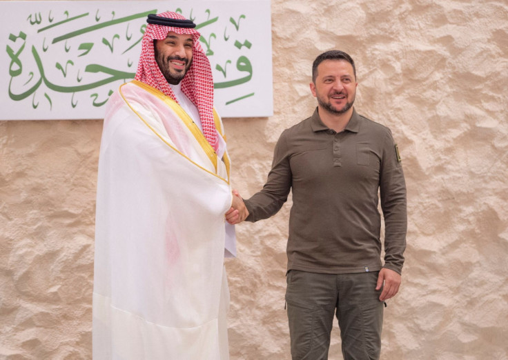 サウジアラビアのムハンマド・ビン・サルマン皇太子が、アラブ連盟首脳会議に先立ちジッダでウクライナのウォロディミル・ゼレンスキー大統領と握手
