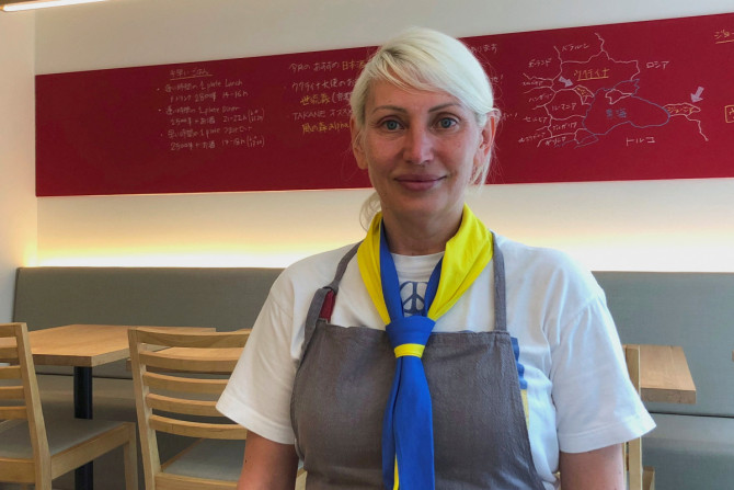 苗字を明かすことを拒否したウクライナ人避難者のオレナさんは、東京でのロイター通信とのインタビュー中に写真を撮る