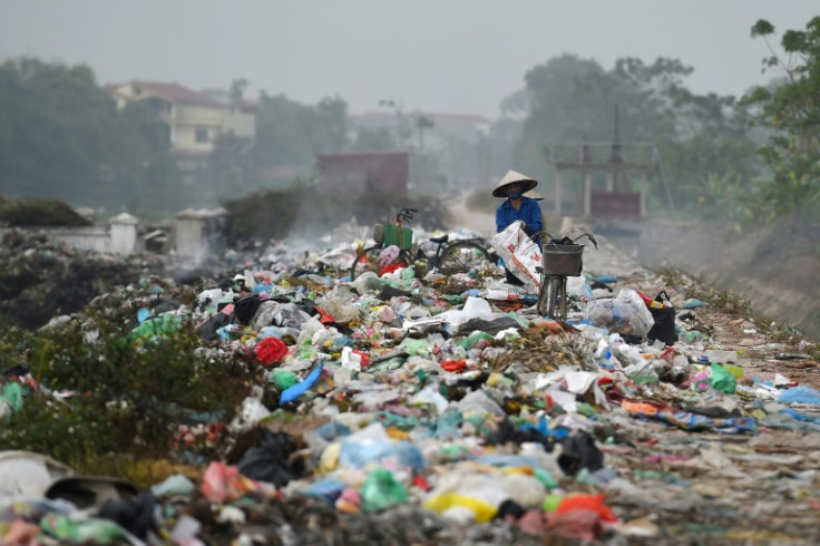 膨大な量のプラスチック廃棄物が各国の処理能力を圧倒している