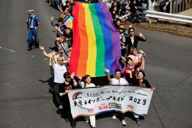 東京でLGBTQの権利の前進を祝い、結婚の平等を訴えて東京レインボープライドパレードを行進する参加者