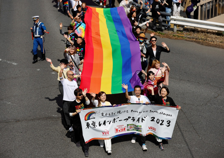 東京でLGBTQの権利の前進を祝い、結婚の平等を訴えて東京レインボープライドパレードを行進する参加者