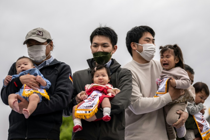 多くの先進国が少子化に苦しんでいますが、日本ではその問題が特に深刻です。