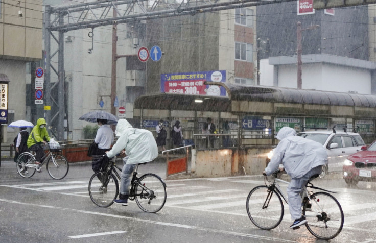 大雨の中、自転車に乗って進む高知県