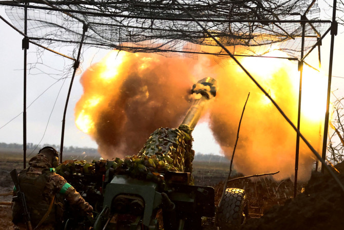 ウクライナ軍砲兵隊がバフムト近郊の陣地で活動