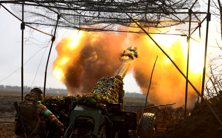 ウクライナ軍砲兵隊がバフムト近郊の陣地で活動