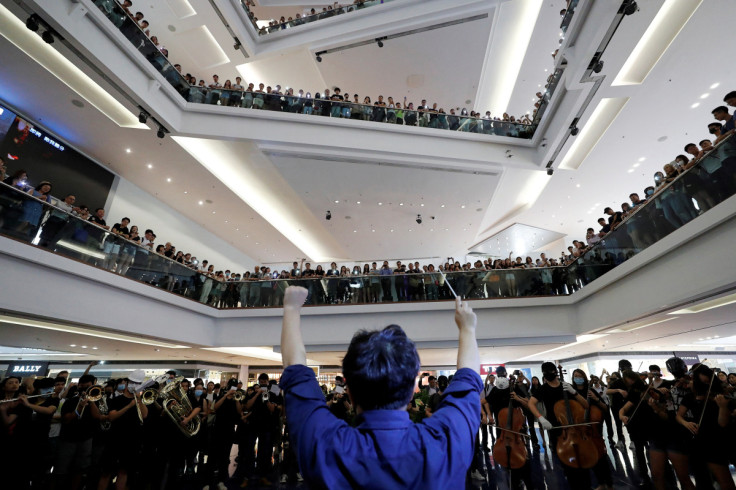 香港の九龍塘のショッピングモール内で行われた逃亡犯条例反対デモでのフラッシュモブで、抗議歌「香港に栄光を」を演奏する音楽演奏者のグループ