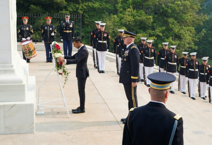 2023年6月7日、バージニア州アーリントンで米国ワシントンDC訪問中、アーリントン国立墓地の無名戦士の墓に献花するリシ・スナック首相