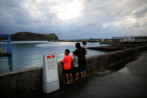 沖縄県与那国島で有人島としては日本最西端の与那国島を眺める地元の子どもたち