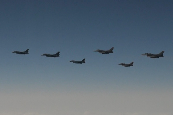 航空自衛隊のF-2戦闘機が日本海上で米軍のF-16戦闘機と共同軍事訓練を実施