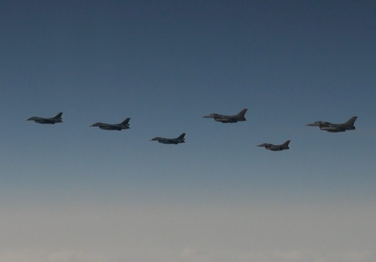 航空自衛隊のF-2戦闘機が日本海上で米軍のF-16戦闘機と共同軍事訓練を実施