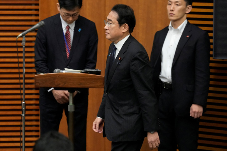岸田文雄首相が東京の首相官邸で記者会見に到着