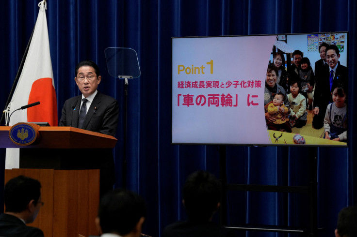 東京の首相官邸で記者会見し、主要政策について語る岸田文雄首相