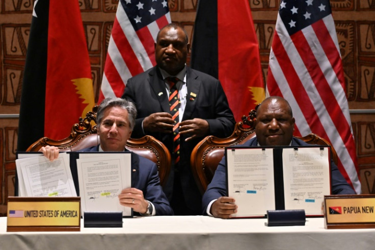 5月の安全保障協定署名に出席したアントニー・ブリンケン米国務長官（左）、パプアニューギニア国防大臣ウィン・バクリ・ダキ、ジェームズ・マラペ首相