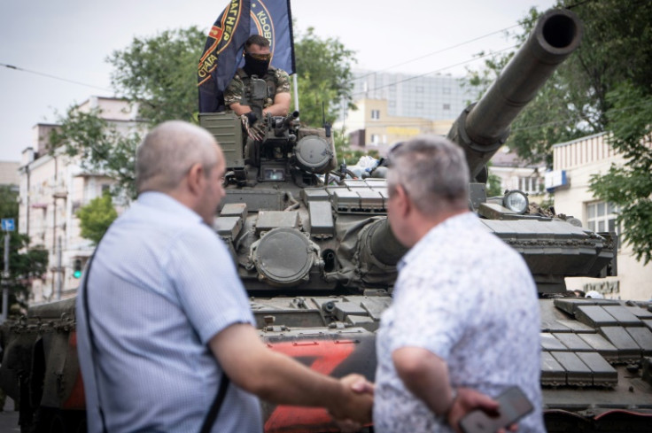 2023年6月24日に民間軍事グループが占領したロシアの都市ロストフ・ナ・ドヌの戦車の上に座るワグナーグループのメンバー