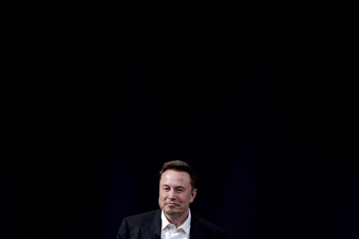 イーロン・マスク政権下のTwitterでは、有名人や大手広告主を怖がらせる不具合や軽率な決定により、コンテンツのモデレーションが最小限に抑えられてきた。