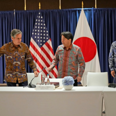 米国のトップ外交官がジャカルタでの東南アジア会議の傍ら、韓国と日本の外相と共同会談した
